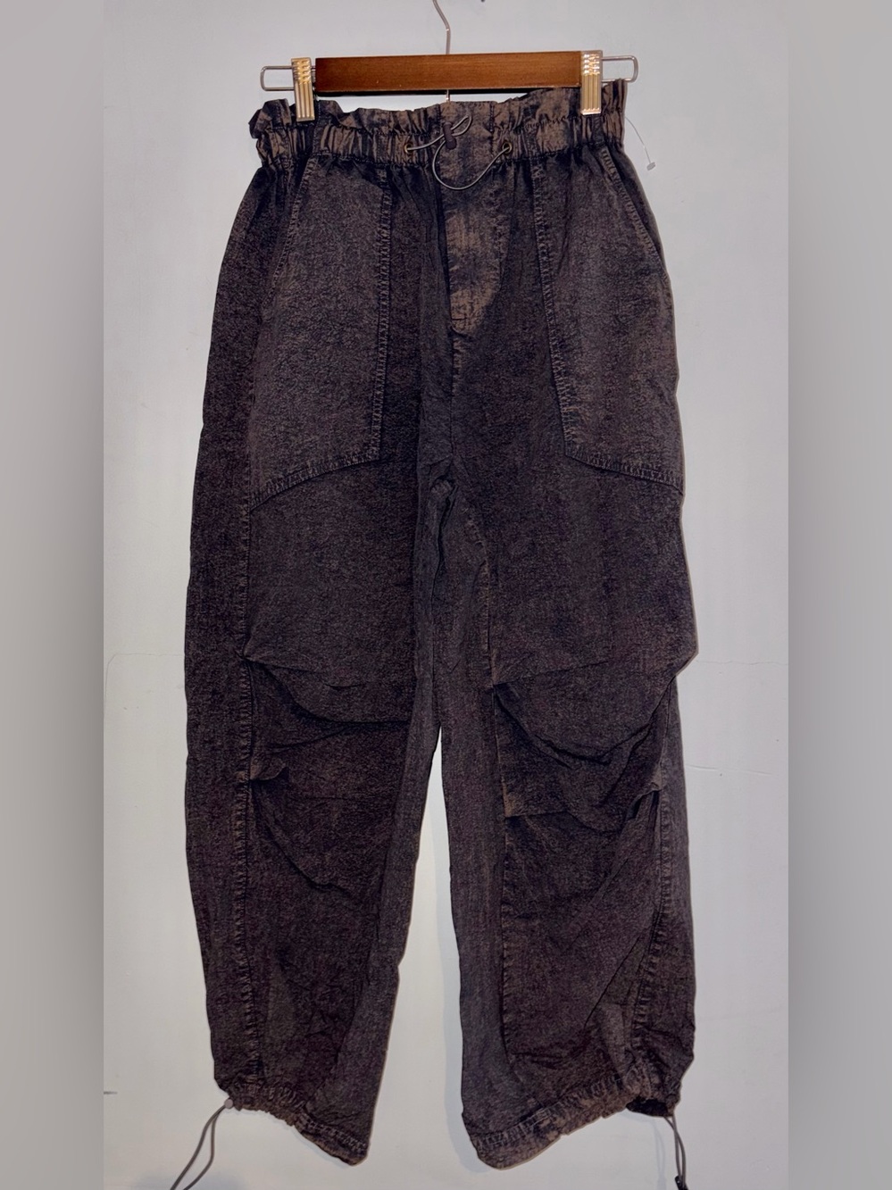Urban Outfitters Crinkle Cargo Barrel Parachute Pants sz S NEW! - Picture 1 of 10